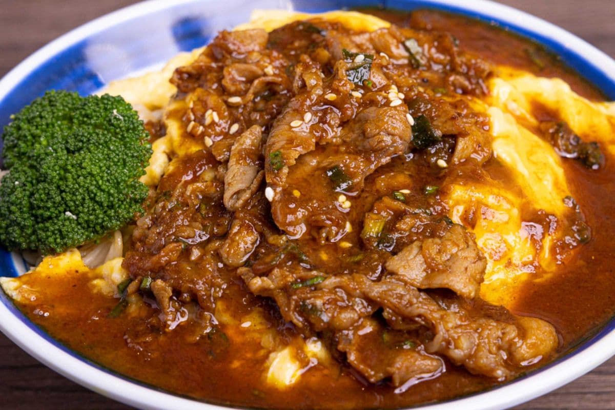 B17. Satay Beef and Scrambled Eggs on Instant Noodles (沙爹牛肉滑蛋撈丁)