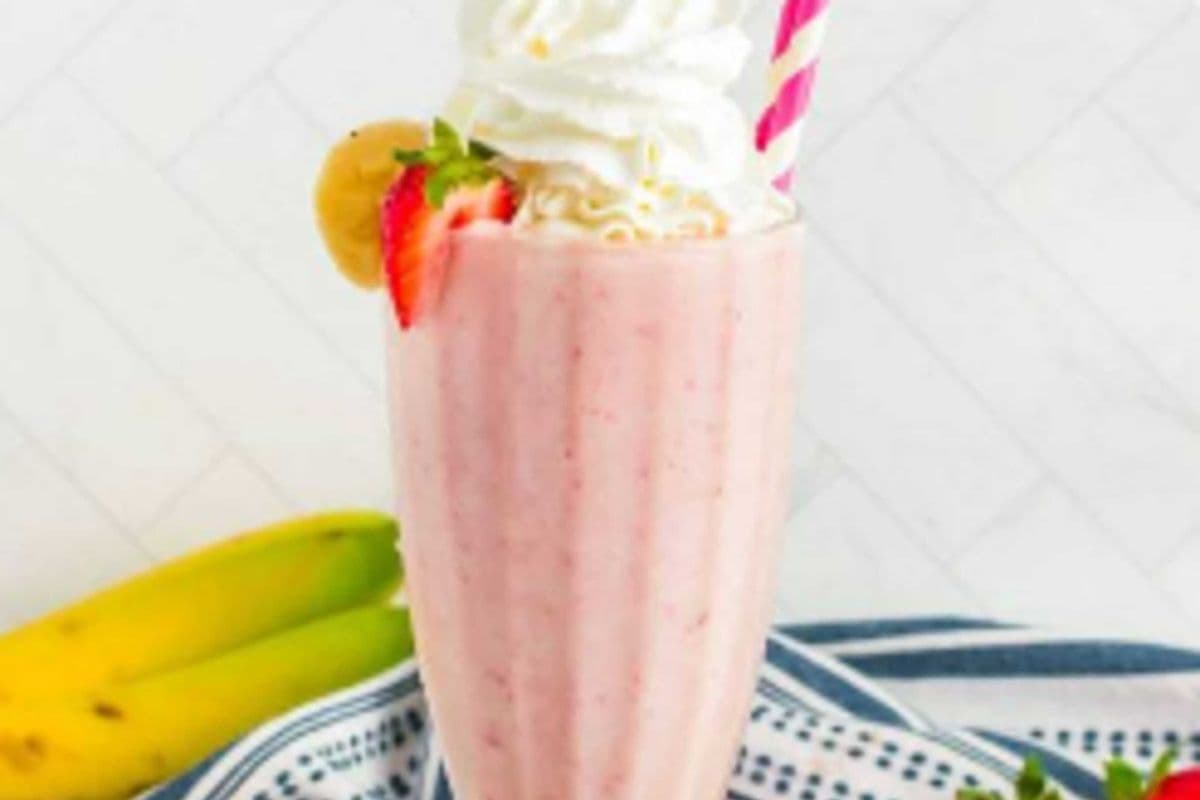 Strawberry Banana Milkshake 草莓香蕉奶昔 (20oz)