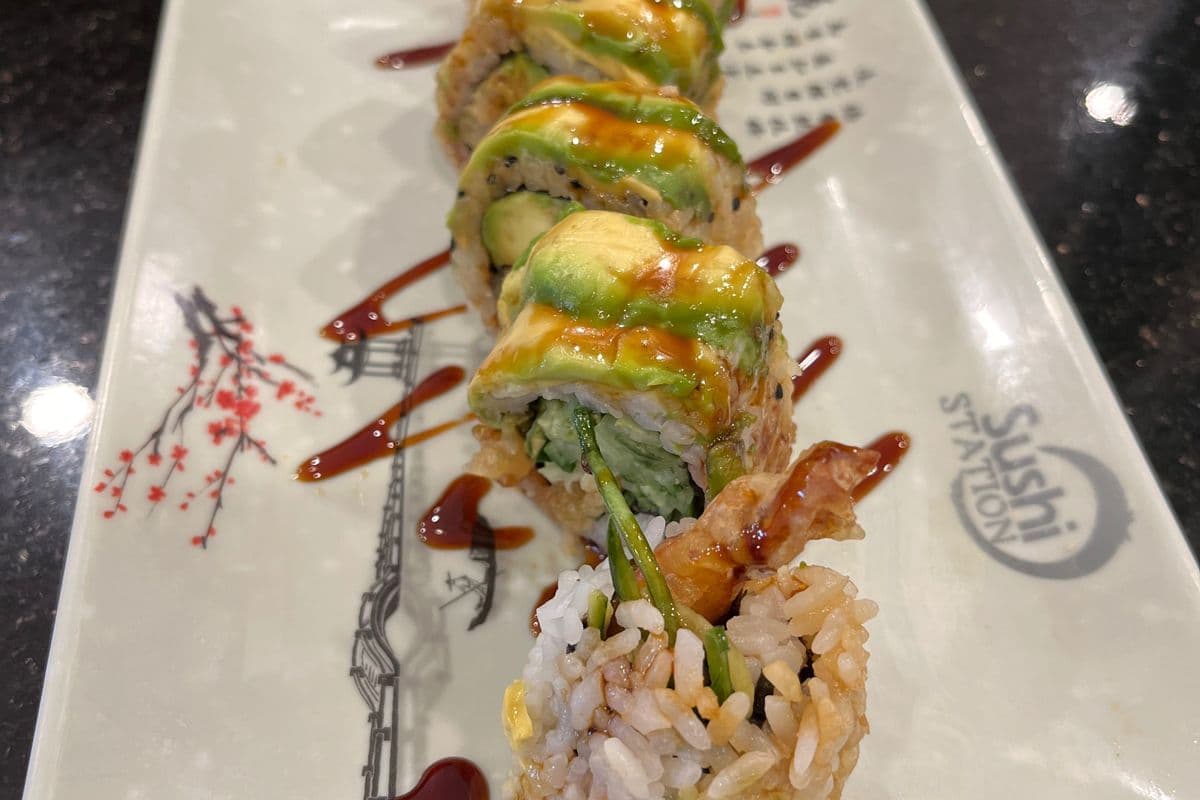 H02. Green Dragon Roll (8 pcs)