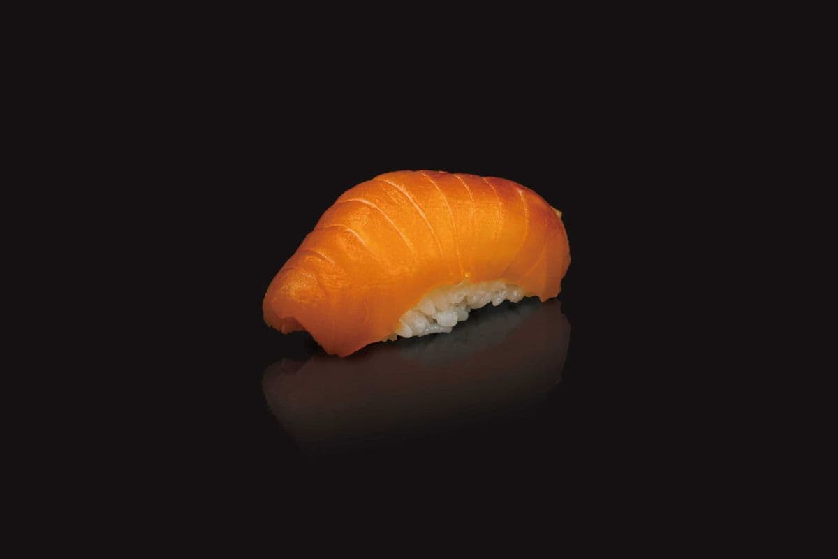 Nigiris Saumon (Deux morceaux) / Salmon Nigiris (Two pieces)