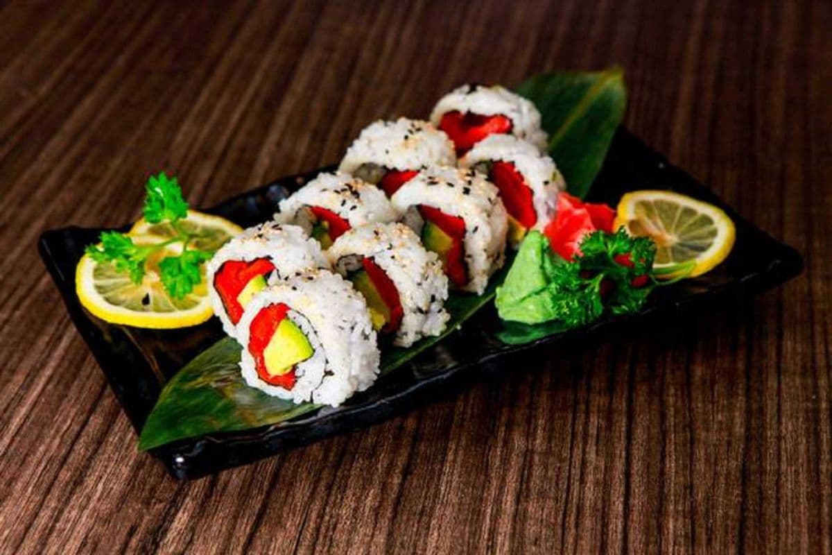 Roasted Pepper and Avocado Roll (6 pcs)