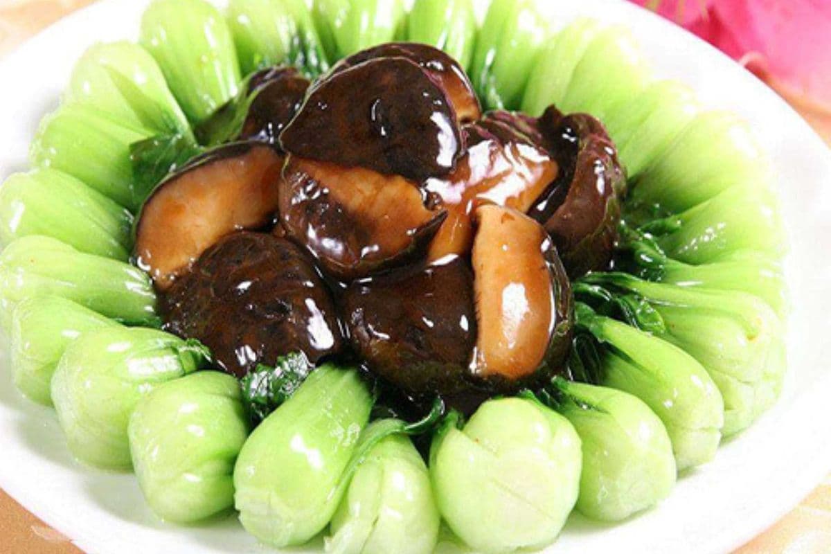 Stir-Fried Mushroom (3 Kinds) with Chinese Vegetables (三菇烩时菜)