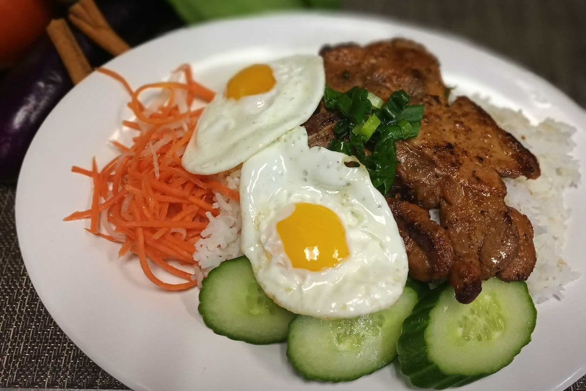 464. Com Suon Nuong, Hot Ga Op-la