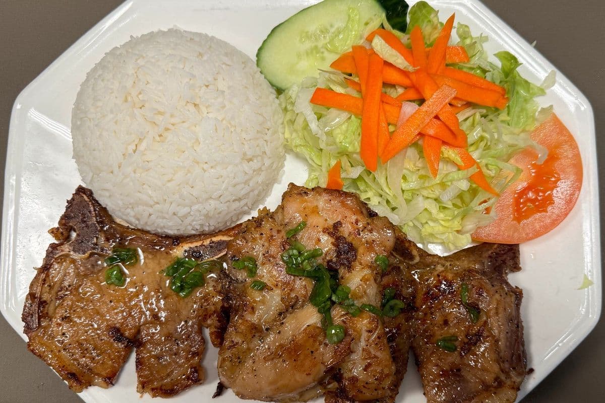 C10. Grilled Lemongrass Pork Chop on Steamed Rice / Cơm Sườn Heo Nướng Xả