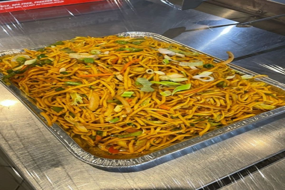Vegetable Hakka Noodles (Tray)