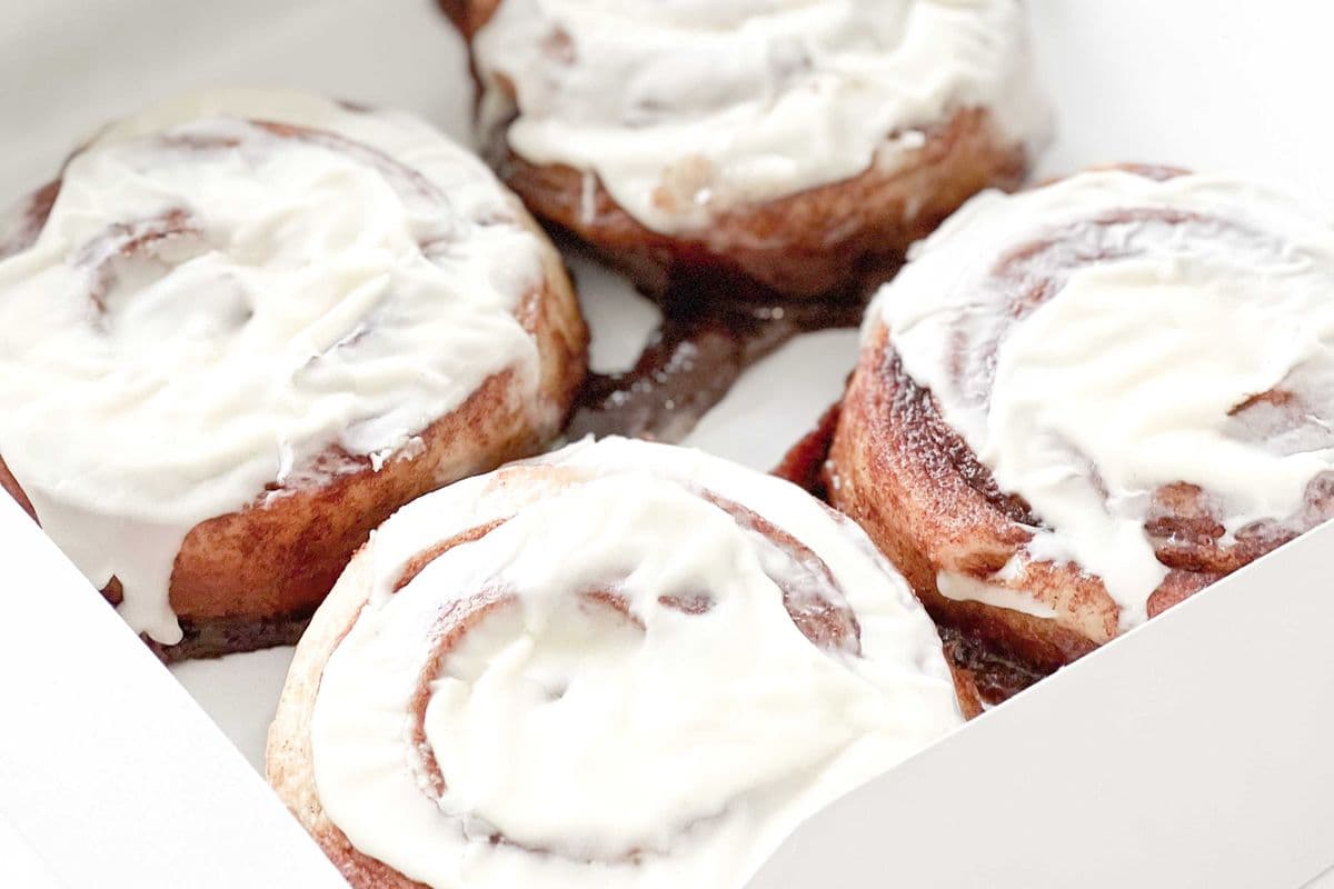 4 Cinnamon Rolls/4 Brioches à la Cannelle (4 rolls)