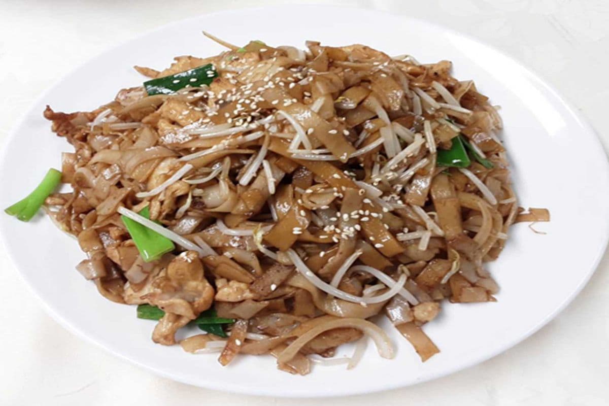 94. Fried Rice Noodles with Beef in Soya Sauce