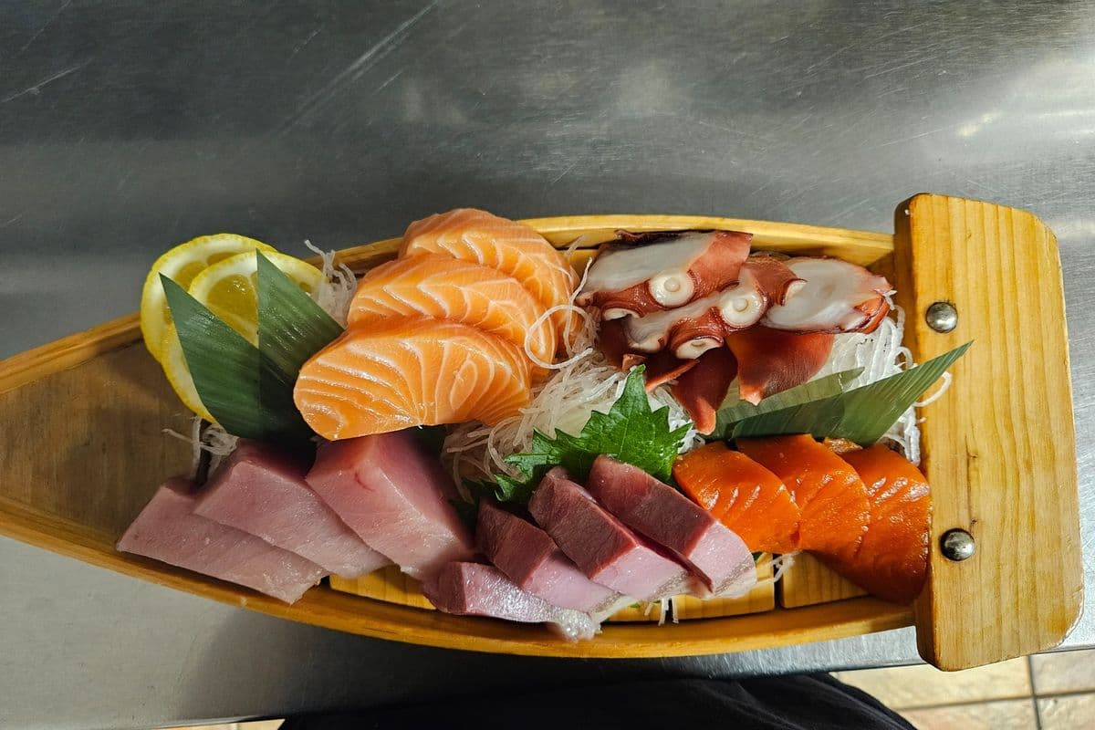 Assorted Sashimi (14 pcs)
