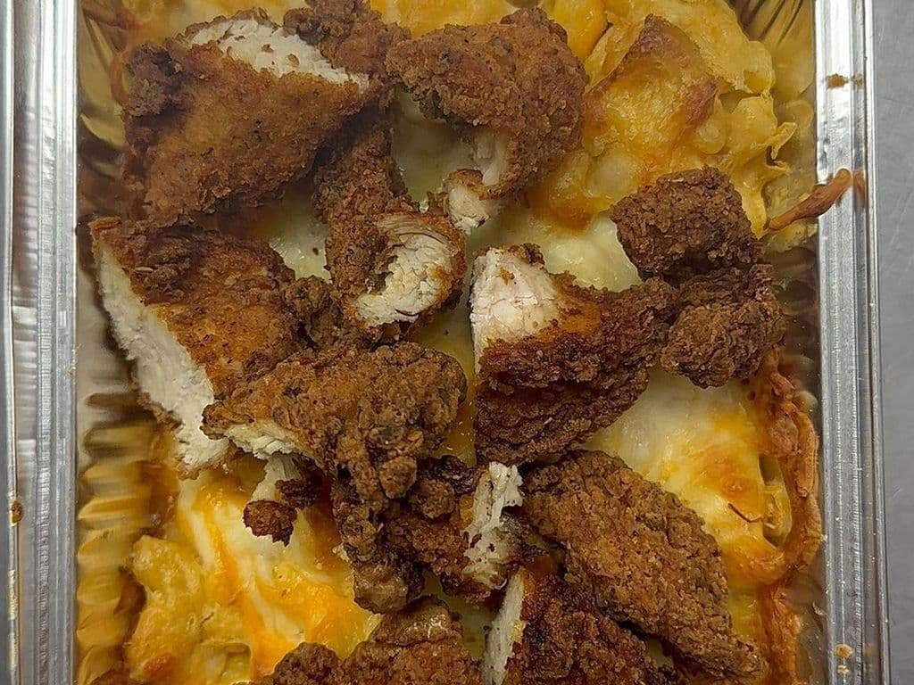 Baked Mac n Cheese Bowl W/Crispy Chicken