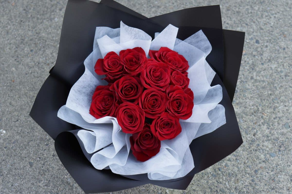 R15. Love is Red - Black & White Packing (12 Red Roses)