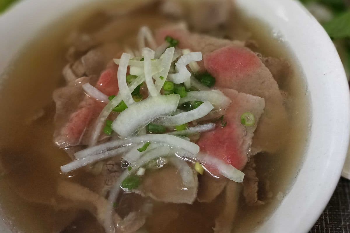 320. Rare Beef and Well-Done Lightly Fat Beef Rice Noodle Soup