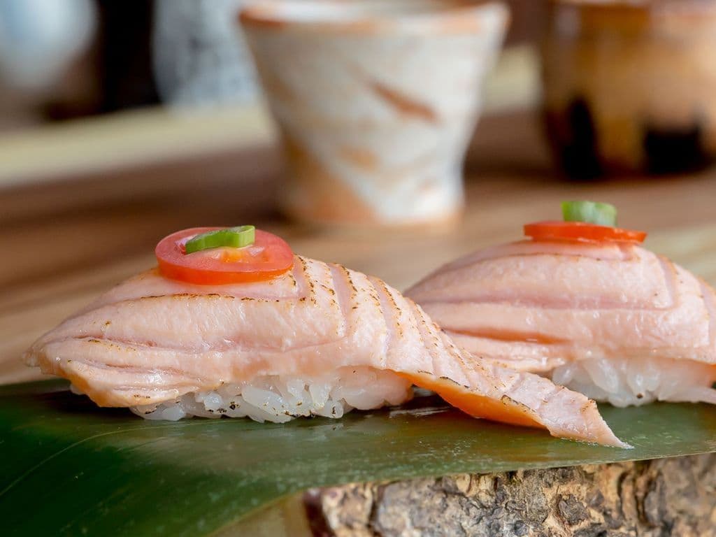 Torched Salmon Sushi (2pcs)