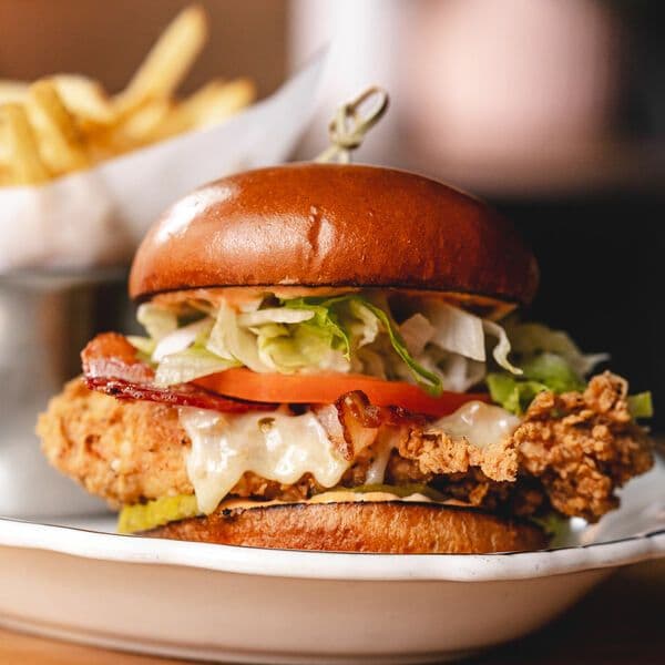 DELUXE CRISPY CHICKEN SANDWICH