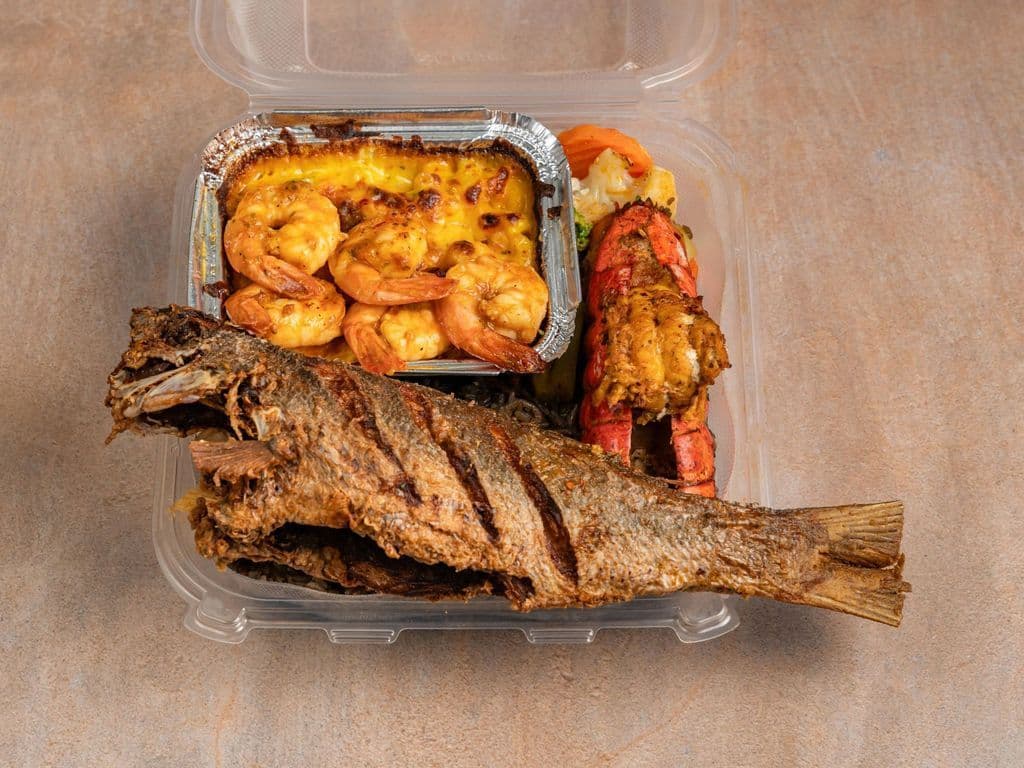 Poisson Frit (Moyen) + Homard + Crevette + Riz Djondjon + Mini-Mac & Cheese + Légume Sauté