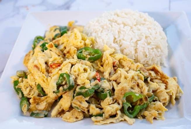 香辣炒蛋盖饭 Scramble Eggs with Green Pepper Rice Bowl