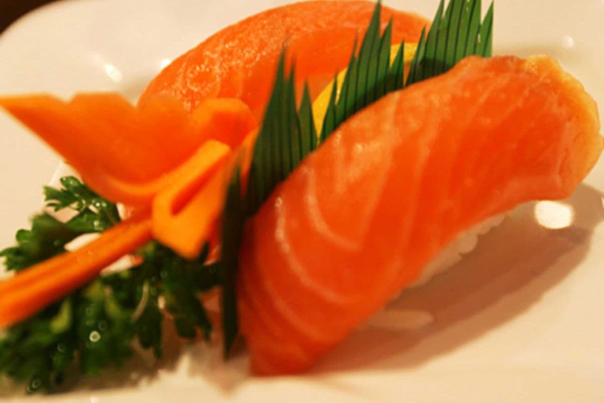Salmon Sushi (2 pcs)
