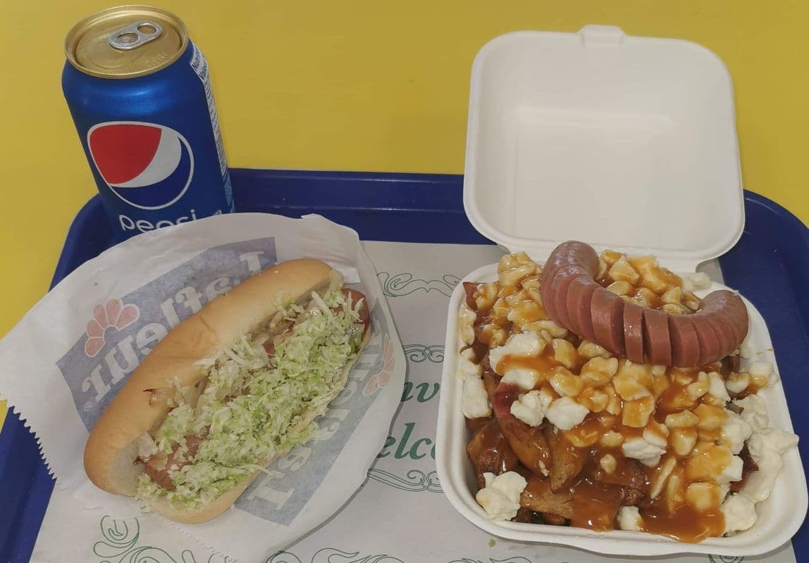 15. Trio avec un hot-dog, poutine bs et boisson / Trio with One Hot Dog, Poutine Bs, and Beverage
