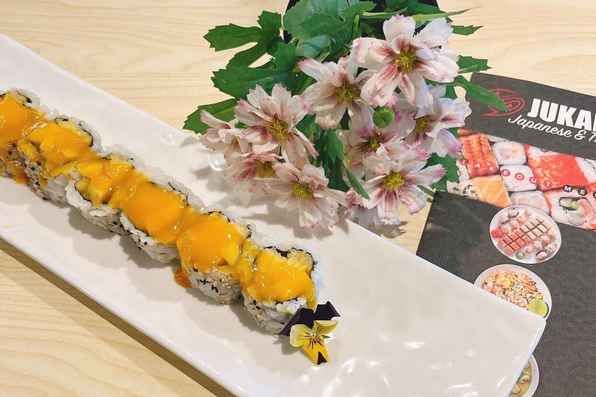 VR8. Pineapple Mango Roll (6 pcs)