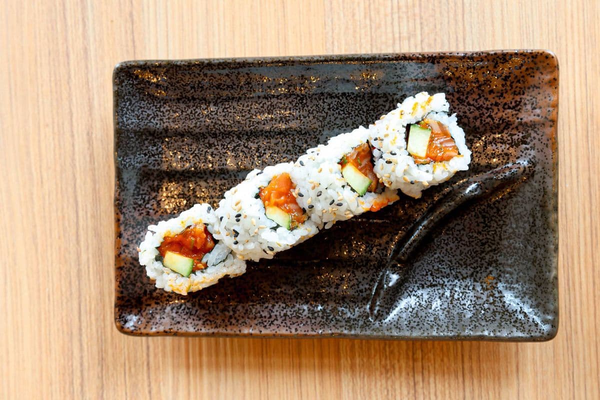 Spicy Salmon Roll (4 pcs)