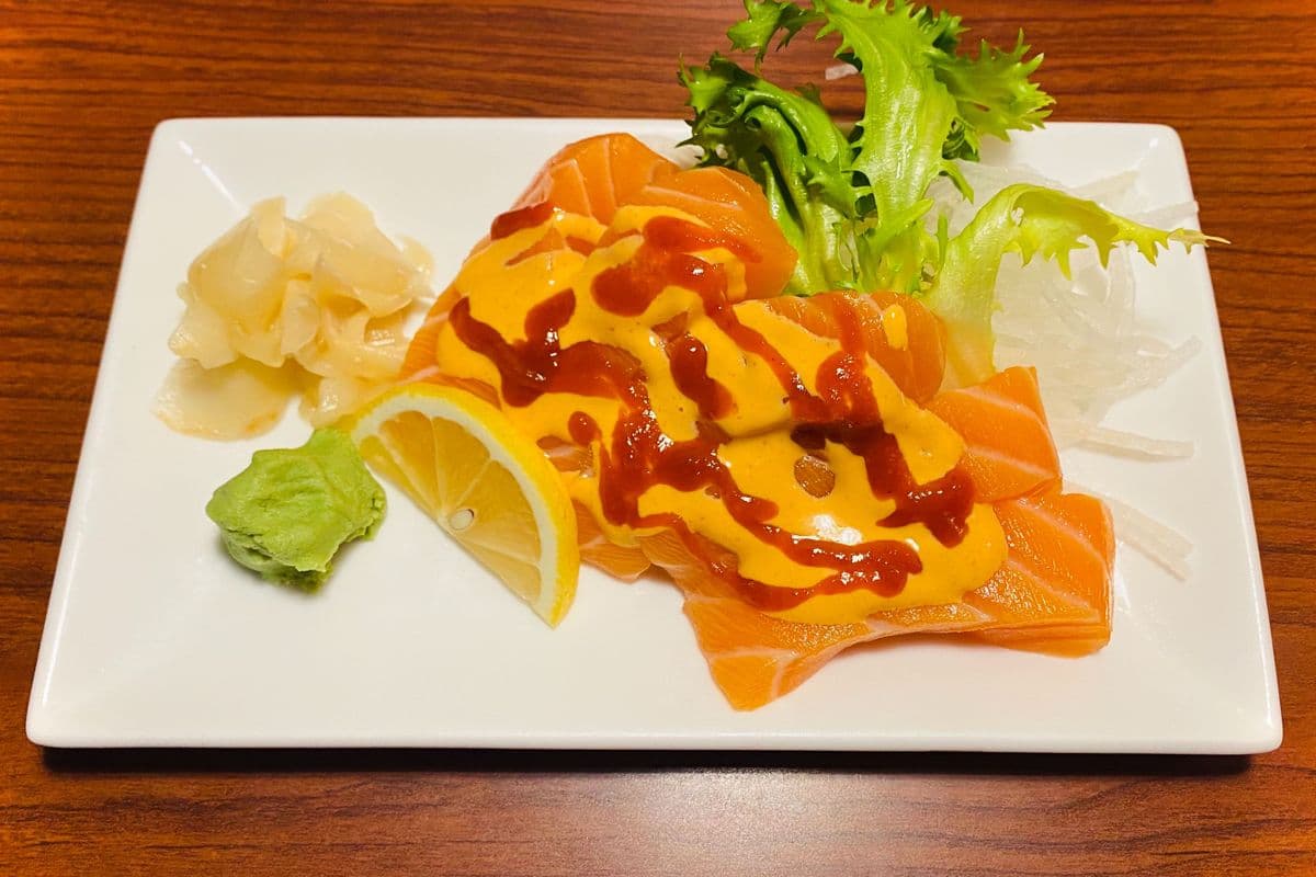 Spicy Salmon Sashimi (5 pcs)