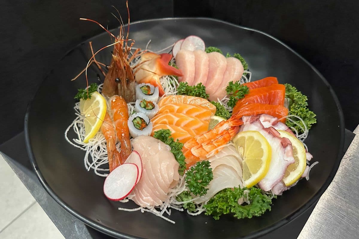 Deluxe Sashimi (24 pcs)