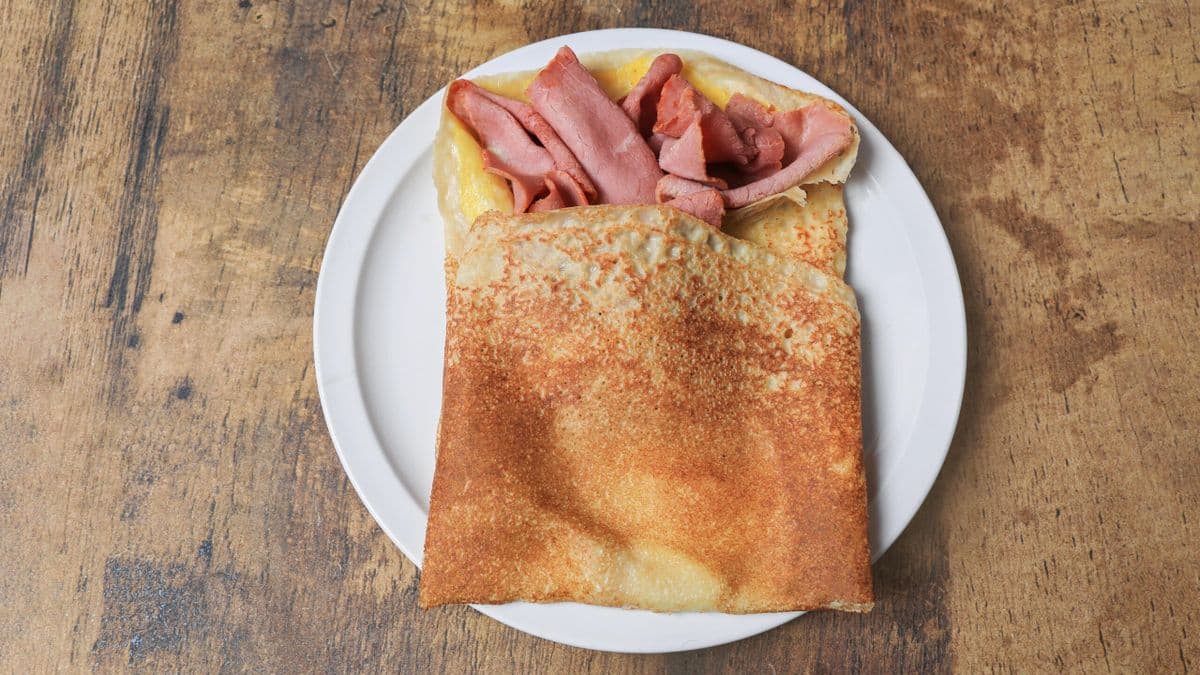 Crêpe aux Oeufs Viande Fumée et Mozzarella / With Egg Smoked Meat and Mozzarella