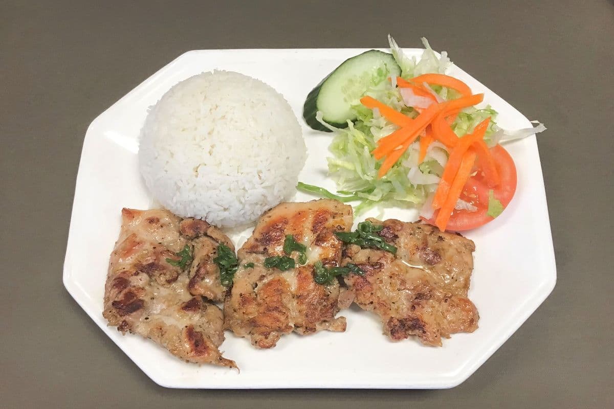 C4. Grilled Lemongrass Chicken on Steamed Rice / Cơm Gà Nướng Xả