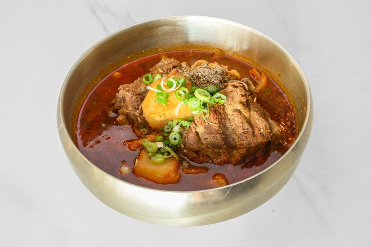 Ragoût d'épine dorsale de porc (Gamja-Tang avec riz) / Pork backbone Stew (Gamja-Tang with Rice)