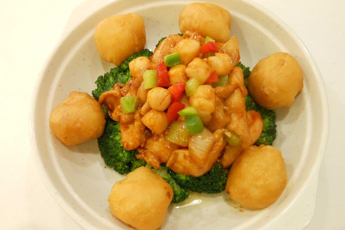 Wok-fried Scallops with Chicken & Broccoli in Spicy Bean Sauce Garnished with 6 Crispy Coconut Cream filled Milk Balls 脆奶拼漁香帶子雞片