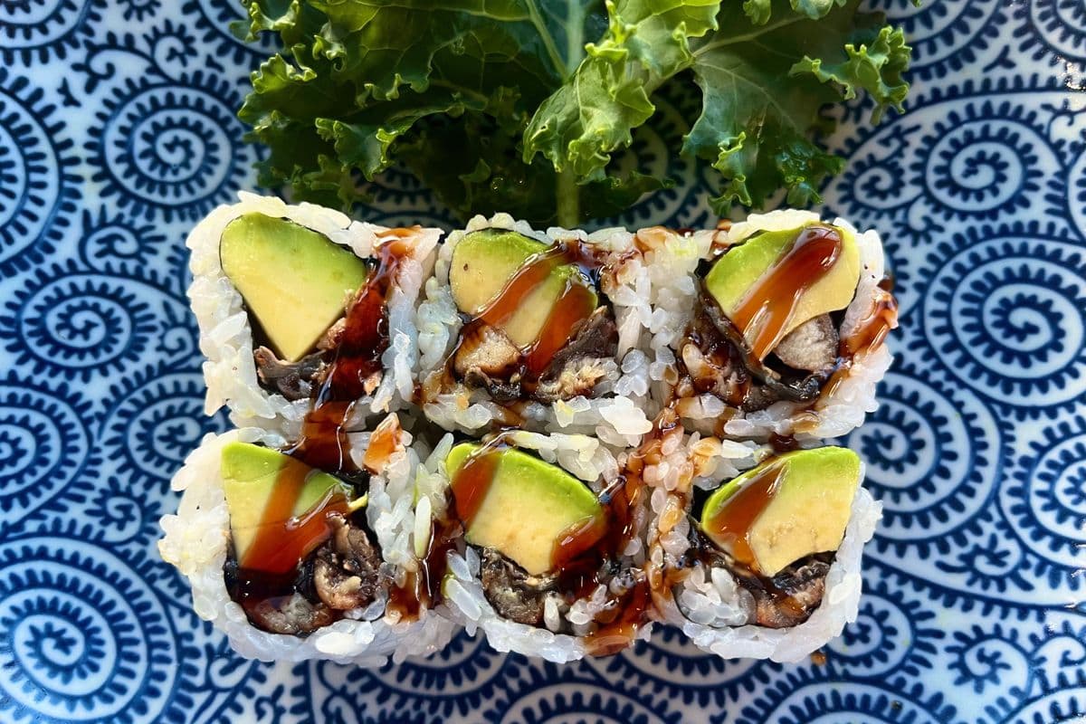120A. Eel and Avocado Roll (6 pcs)