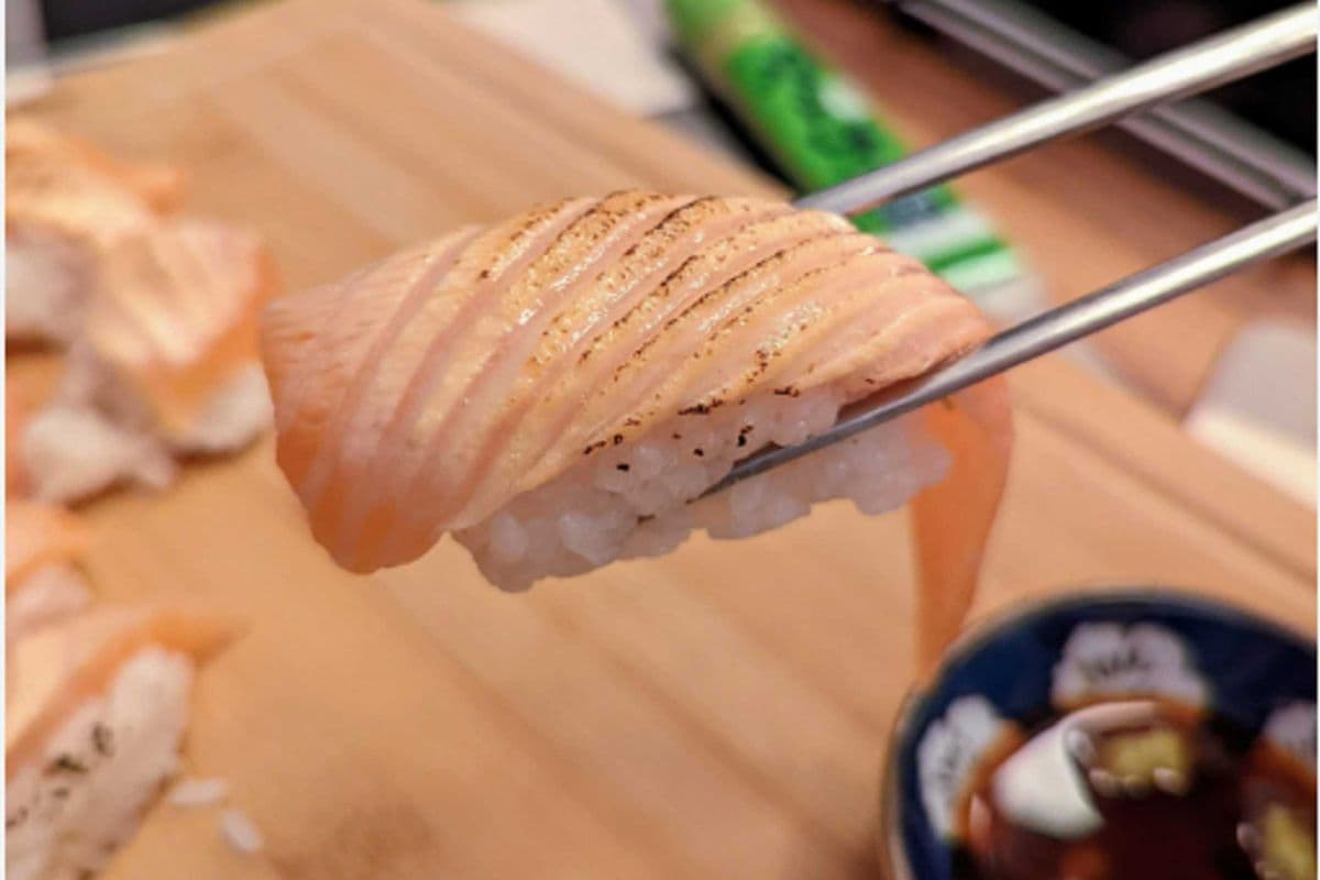 Torched Tuna Sushi (2pcs)