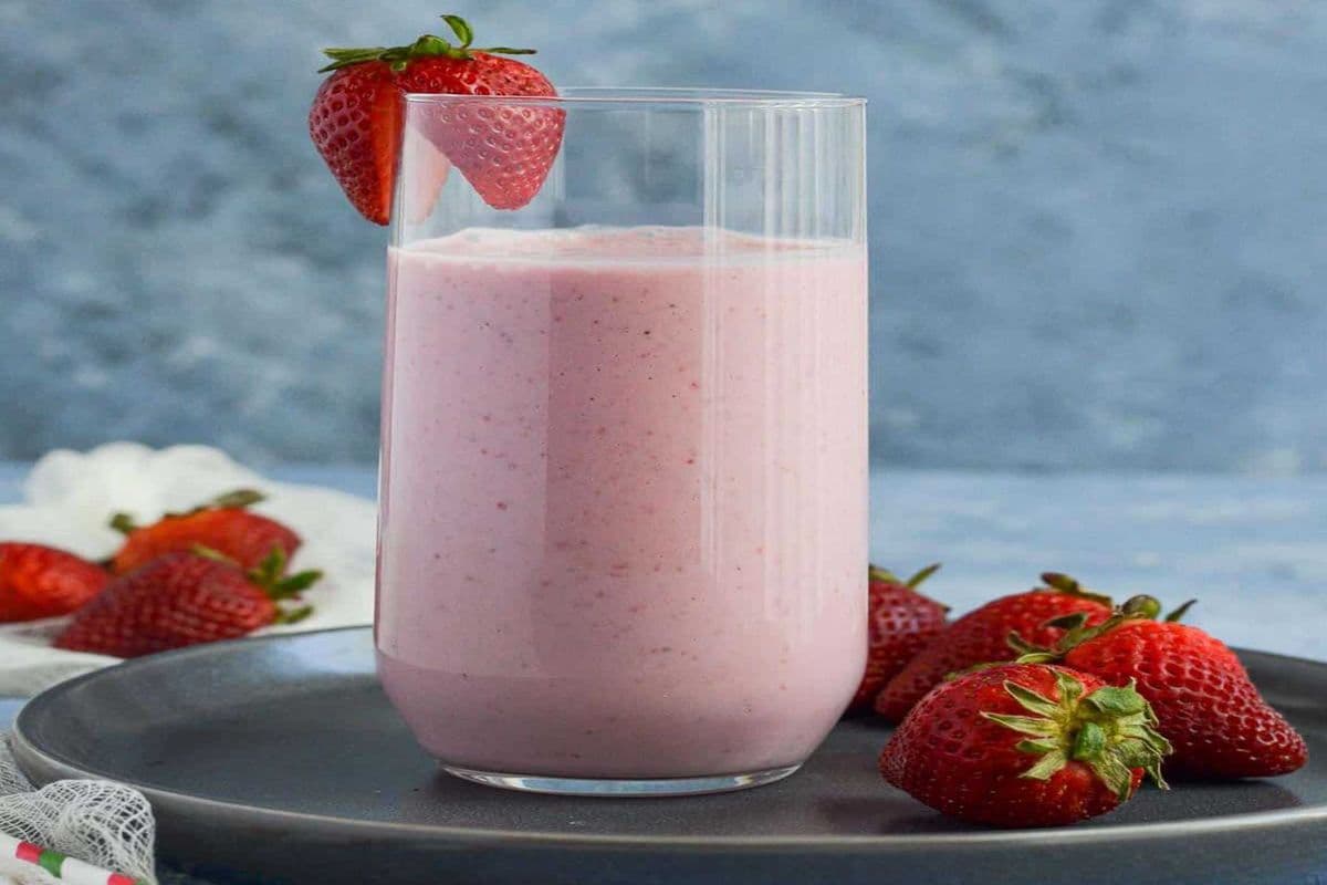 STRAWBERRY LASSI