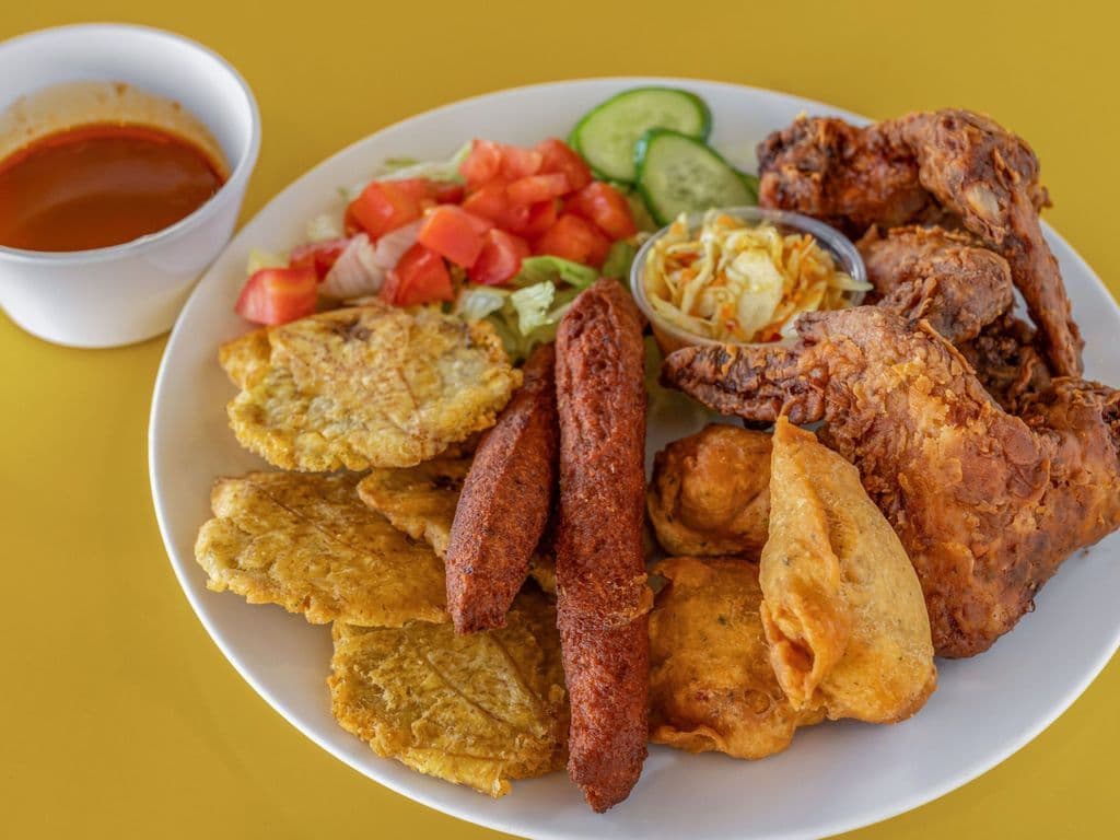 Fritay Aile Poulet Jumbo (3mcx) + Plantain + Accra + Marinade + Salade + Pikliz