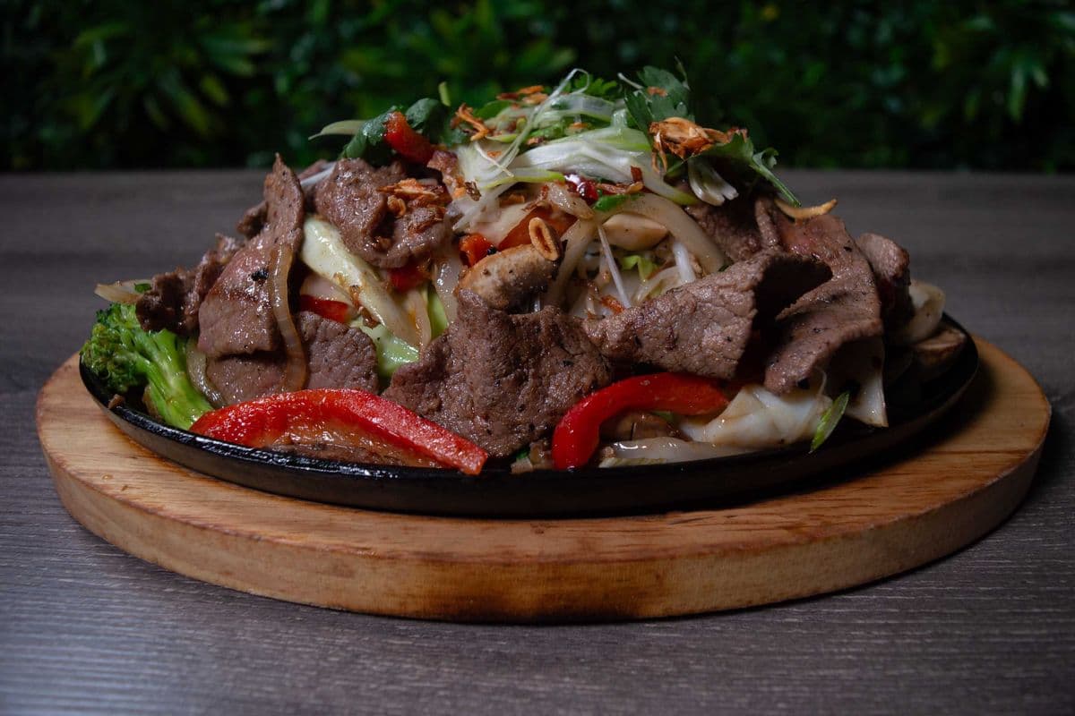 M8. Stir Fried Beef and Vegetable on Sizzling Plate (Ba Xao Rau Cai Tren Dia Sat)