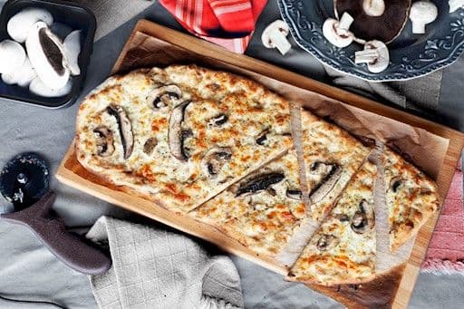 Pizza Champignons et truffe / Mushrooms & Truffle Oil Pizza