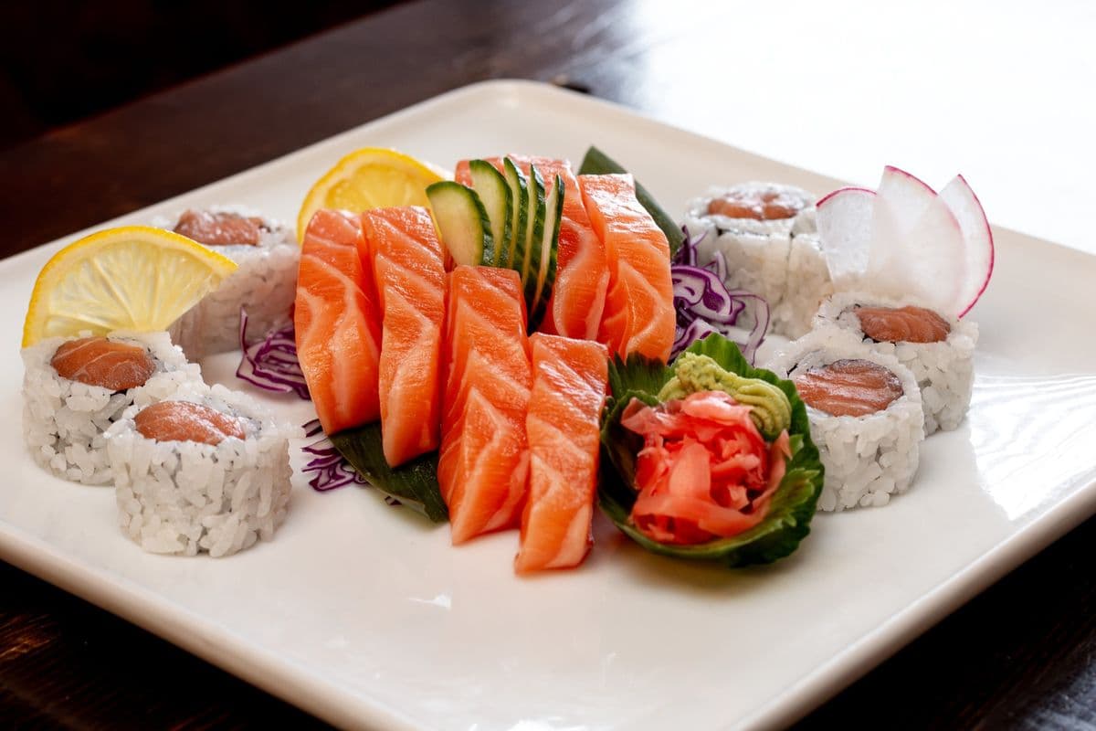 Salmon Roll (8 pcs)