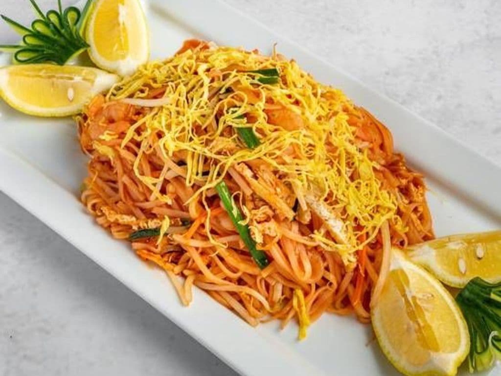 Pad Thai w/ Shrimp, Chicken & Beef (泰粉)