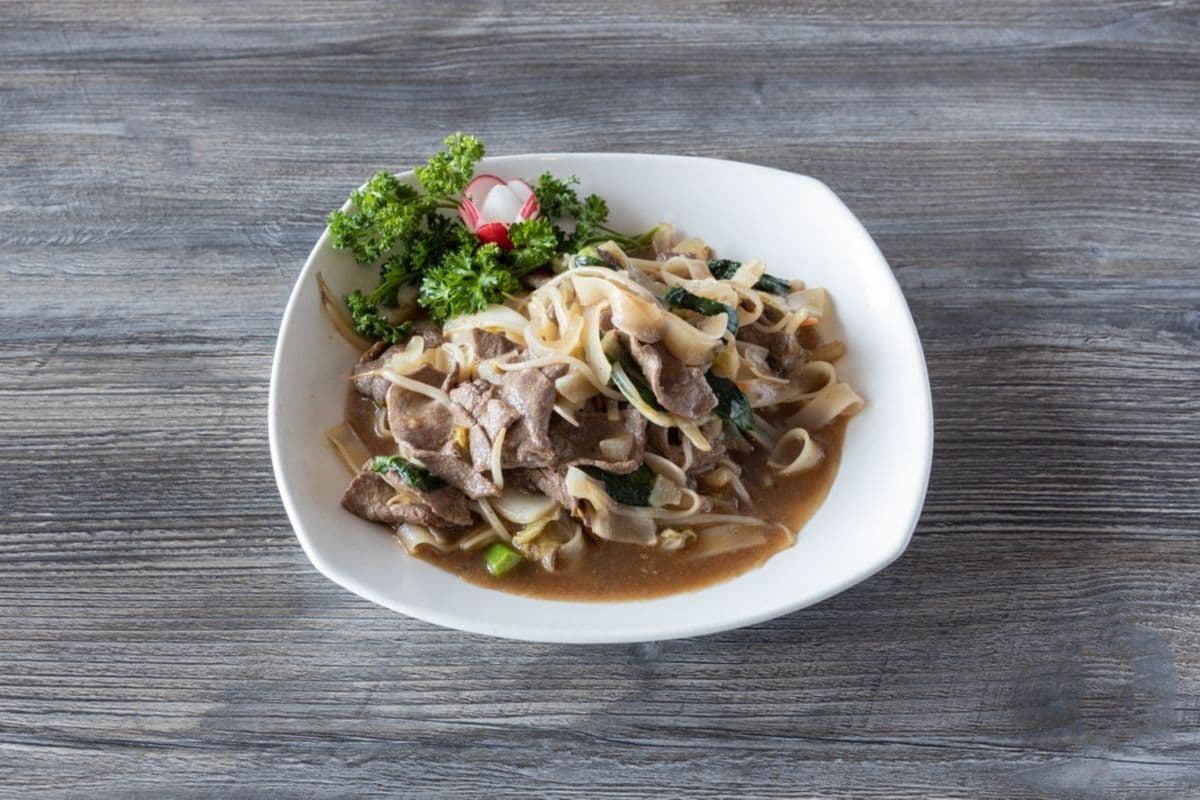 C01B. Beef Stir Fried with Flat Rice Noodle