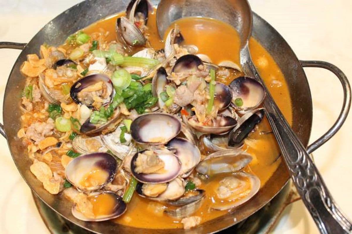 锅仔煮避风塘蚬 Clams with noodle and minced pork in soup