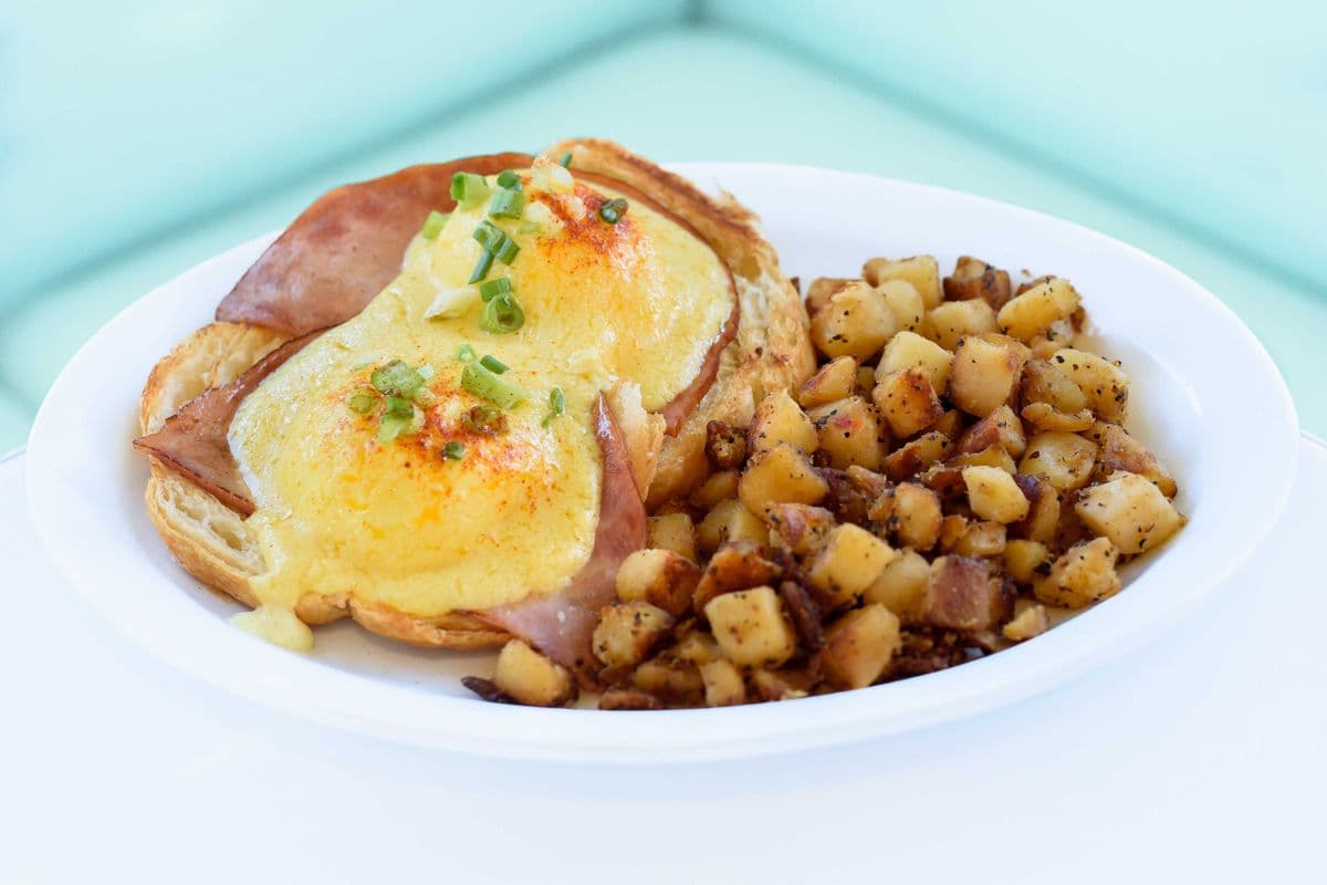 Grilled Ham or Bacon Benny
