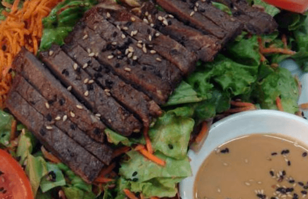 18. Salade au boeuf grillé / Grilled Beef Salad