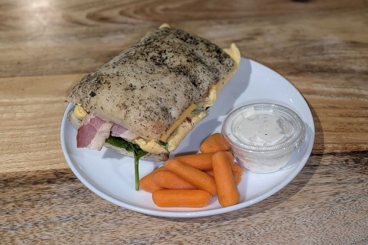 Focaccia avec oeuf-fromage-bacon / Focaccia with Eggs-Cheese-Bacon