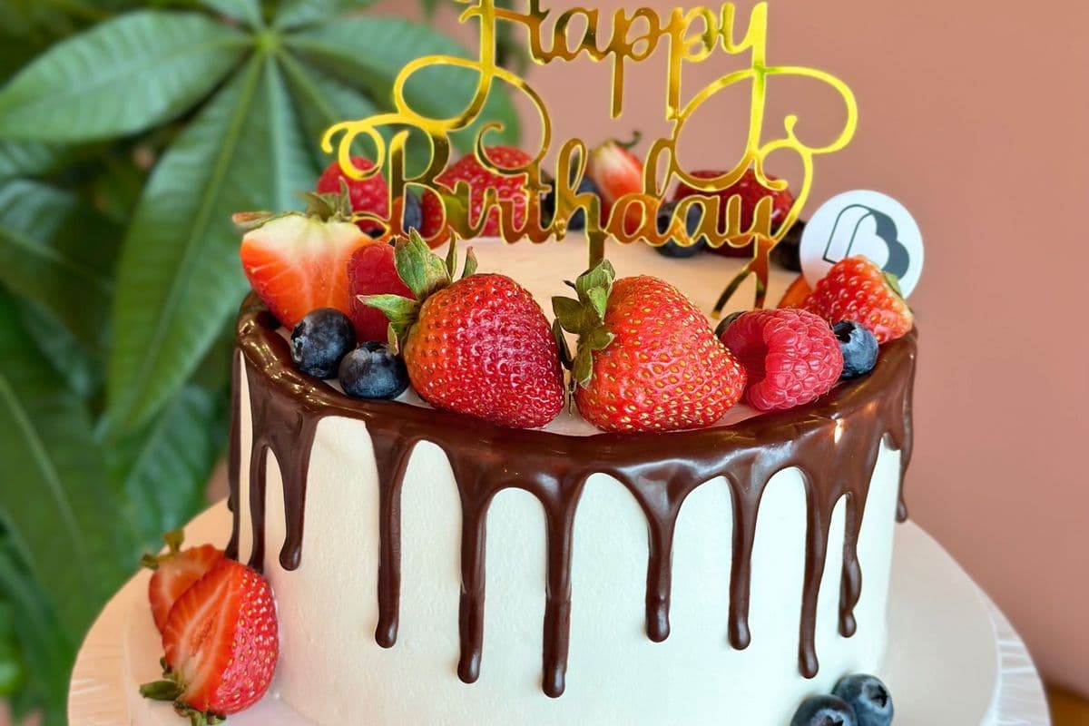 8"chocolate Birthday cake (inch)