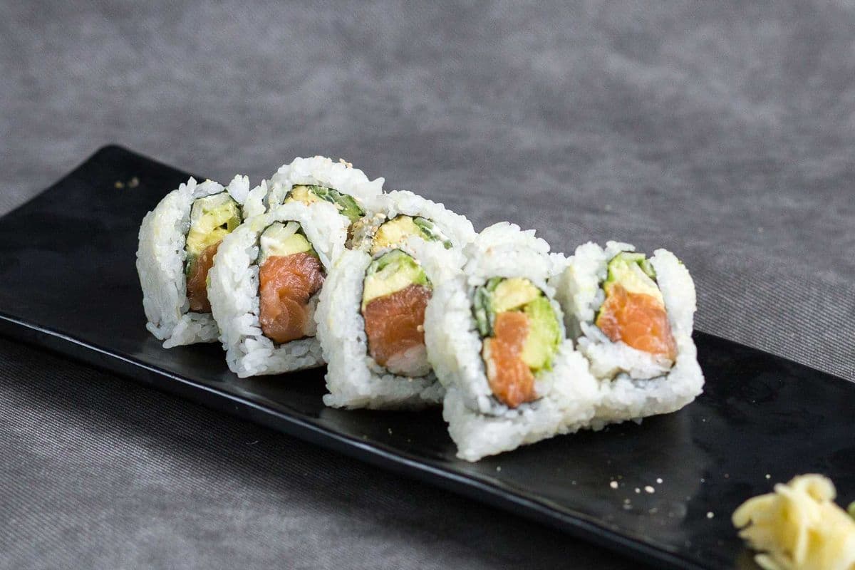 Avocado and Salmon Roll (8 pcs)