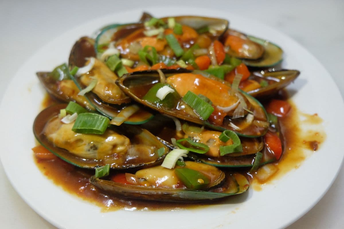 140. Fresh Mussels in Spicy Sauce