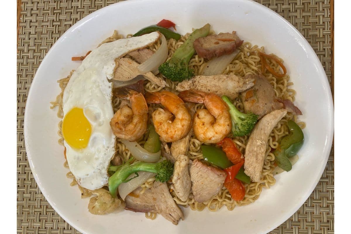 410. Sir fried Instant Noodles with Shrimp, Pork, Chicken and Fried Egg.
