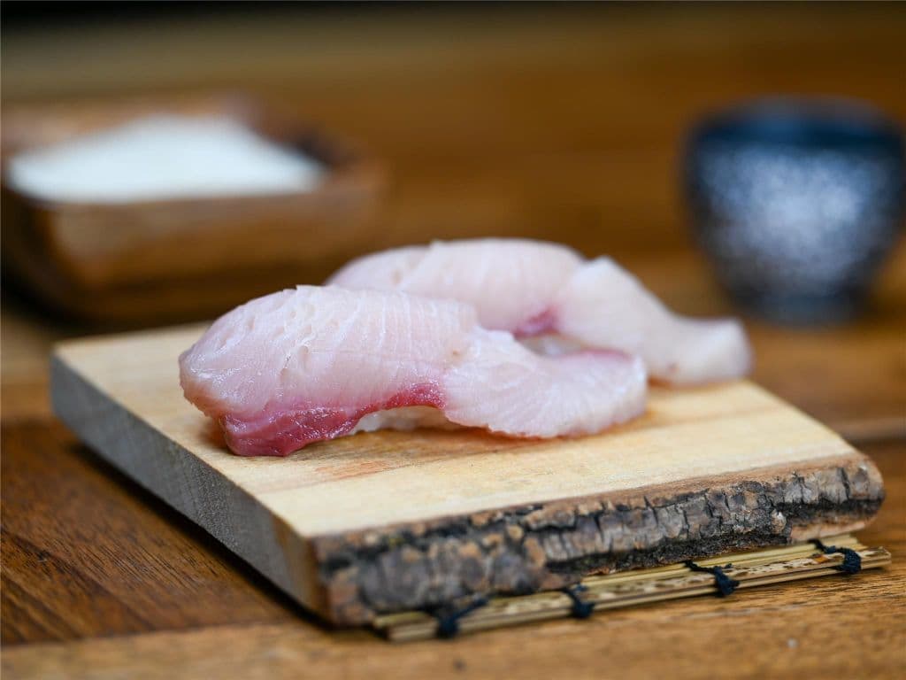E25 Yellow Tail Sushi (2pcs)