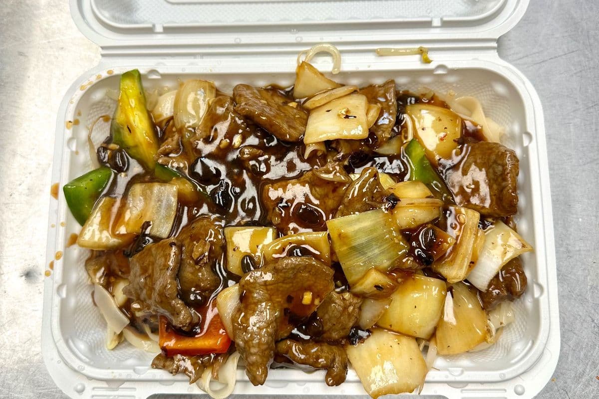 R12. Nouilles de riz frites au boeuf avec sauce de soja noir / Beef Fried Rice Noodles with Black Bean Sauce
