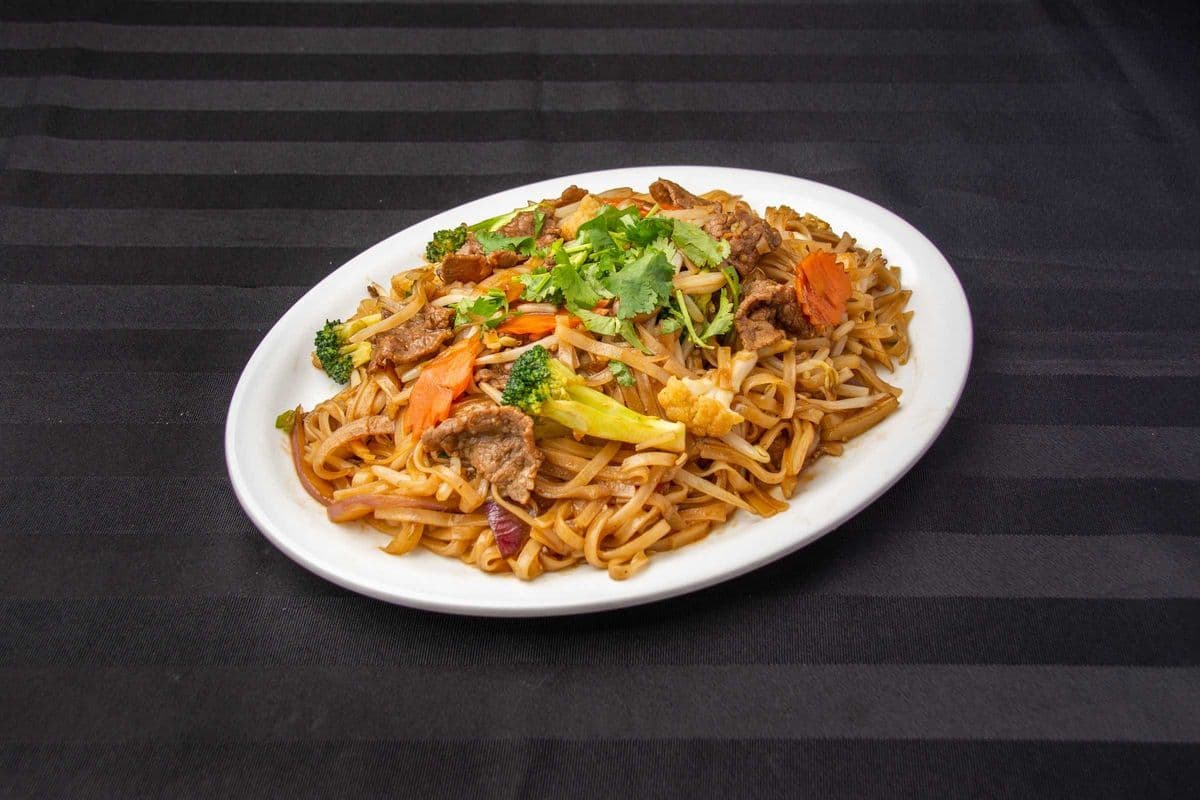 60. Rice Noodle Stir Fried with Chicken or Beef