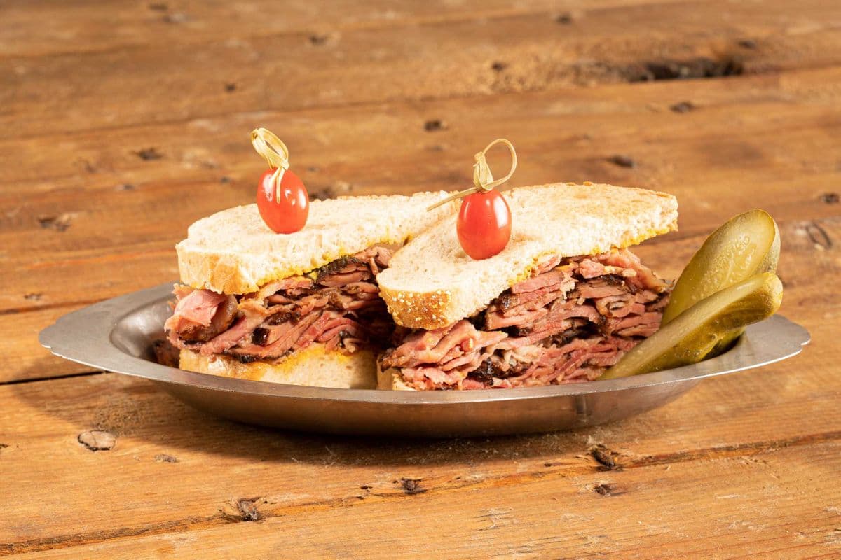 Sandwich au smoked meat avec cornichons petit
